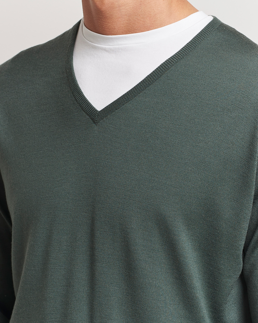 Herren | Pullover | John Smedley | Bobby Extra Fine Merino V-Neck Pullover Dark Green