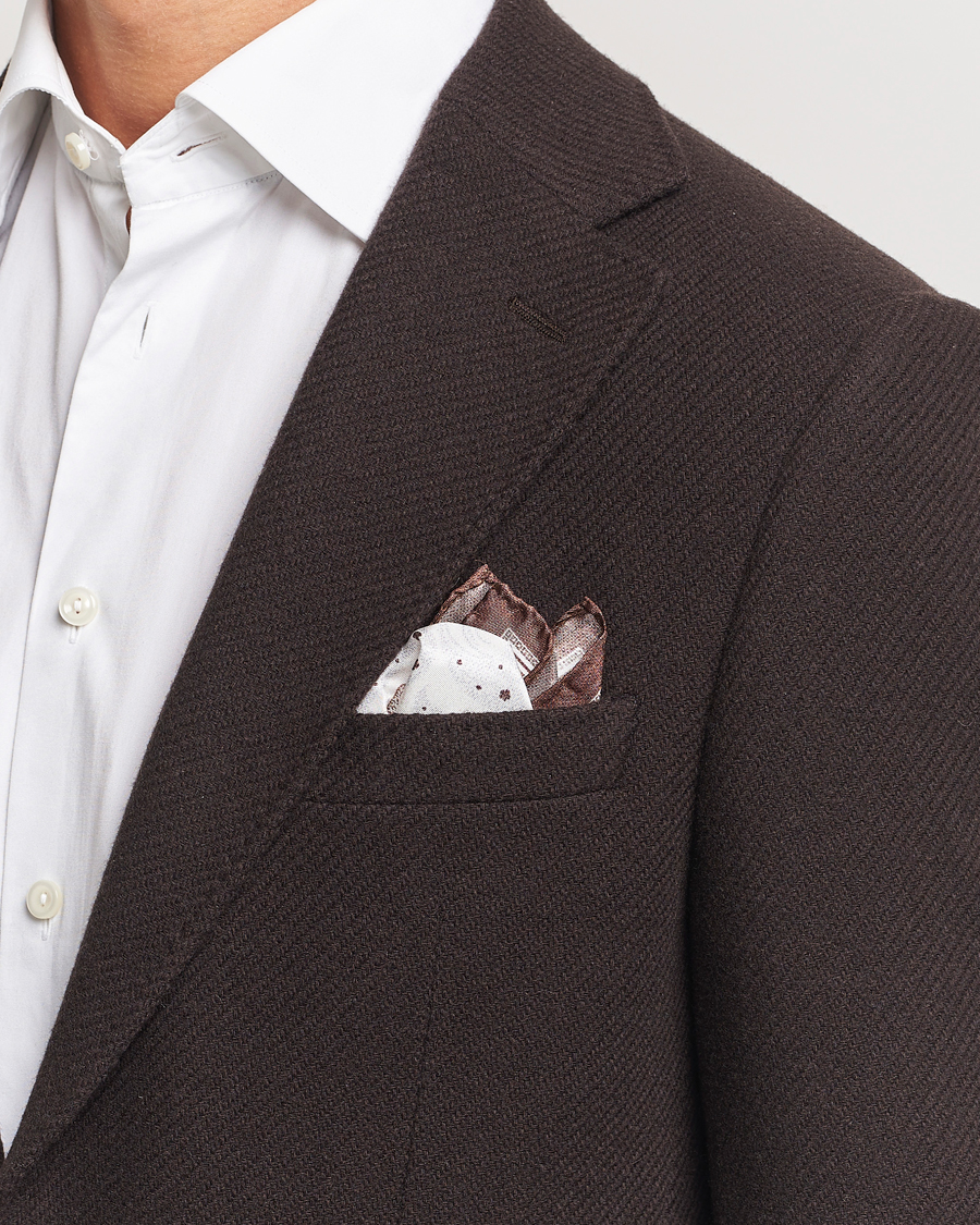 Herren | Amanda Christensen Silk Twill Printed Flower Pocket Square Brown | Amanda Christensen | Silk Twill Printed Flower Pocket Square Brown