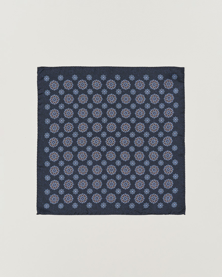 Herren | Amanda Christensen Silk Twill Printed Flower Pocket Square Navy | Amanda Christensen | Silk Twill Printed Flower Pocket Square Navy