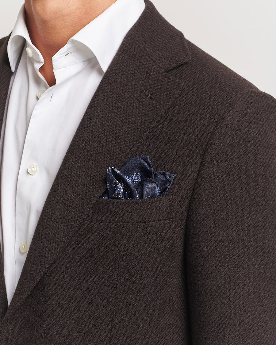 Herren | Amanda Christensen Silk Twill Printed Flower Pocket Square Navy | Amanda Christensen | Silk Twill Printed Flower Pocket Square Navy