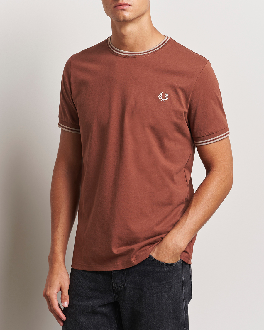Herren | T-Shirts | Fred Perry | Twin Tipped T-Shirt Whiskey Brown