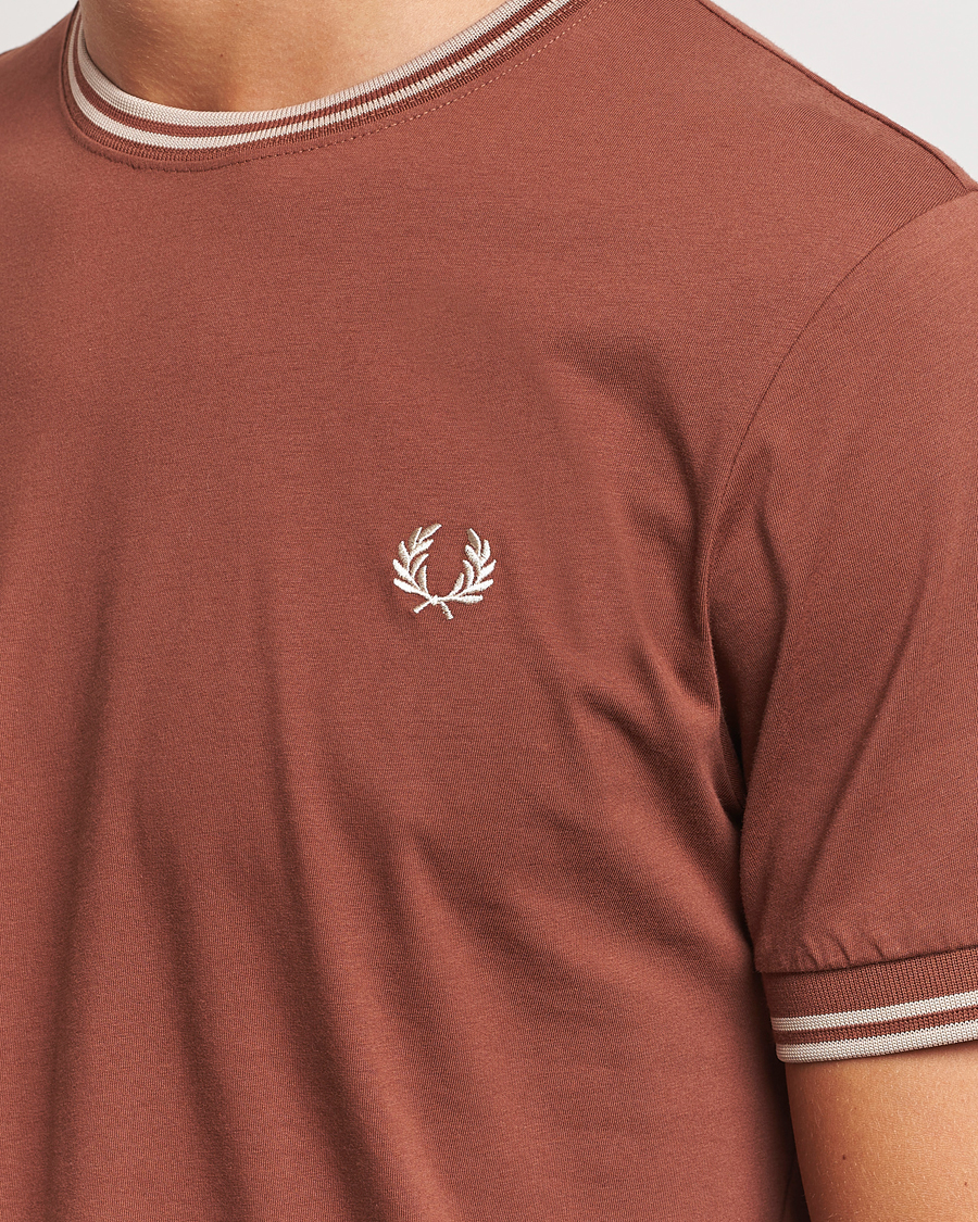Herren | T-Shirts | Fred Perry | Twin Tipped T-Shirt Whiskey Brown