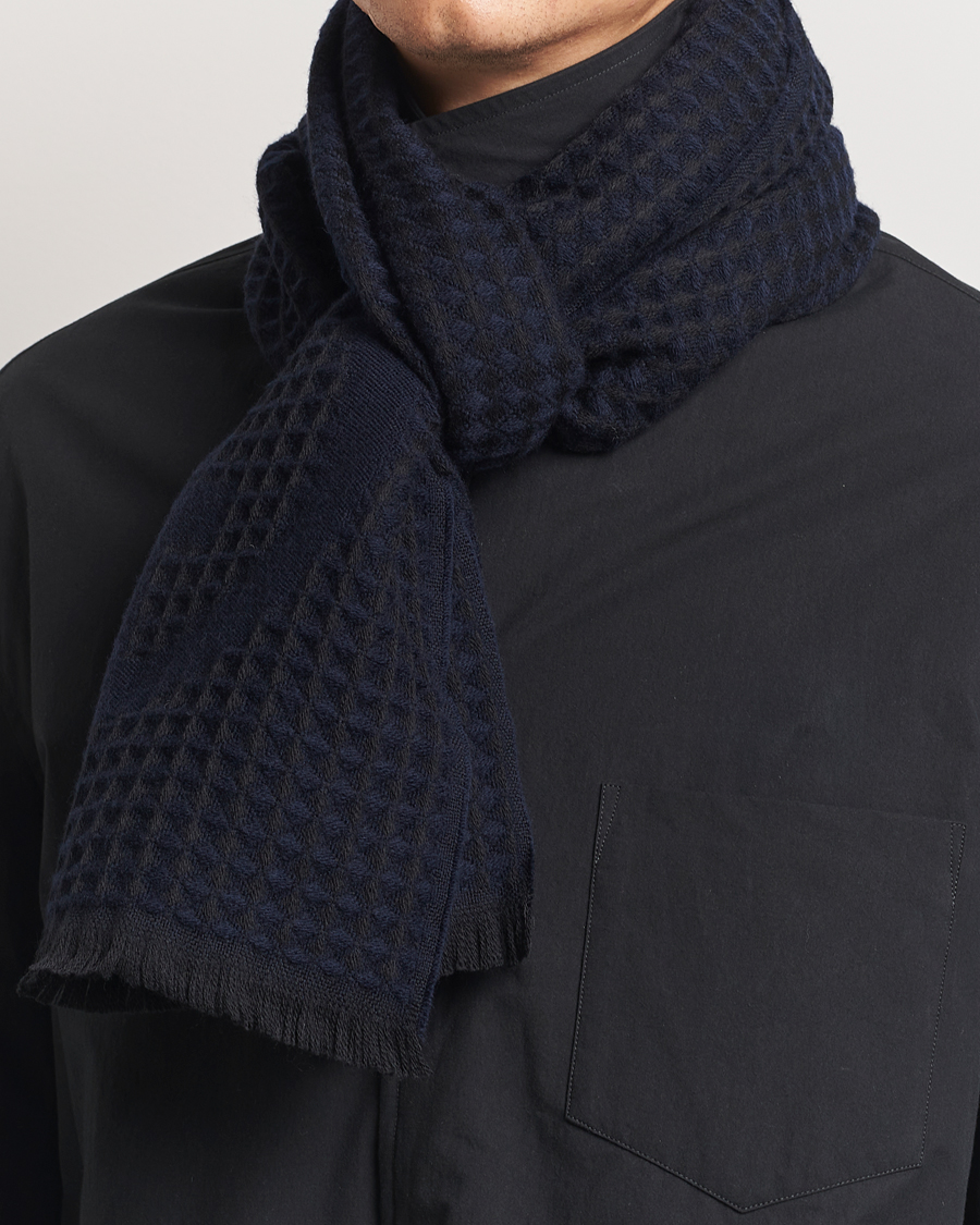 Herren | Giorgio Armani Wool Waffle Knit Scarf Navy | Giorgio Armani | Wool Waffle Knit Scarf Navy