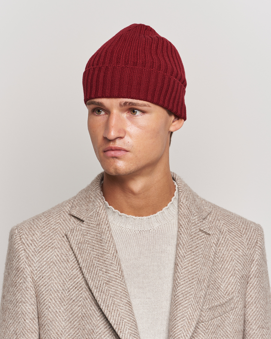 Herren | Piacenza Cashmere Ribbed Cashmere Beanie Burgundy | Piacenza Cashmere | Ribbed Cashmere Beanie Burgundy