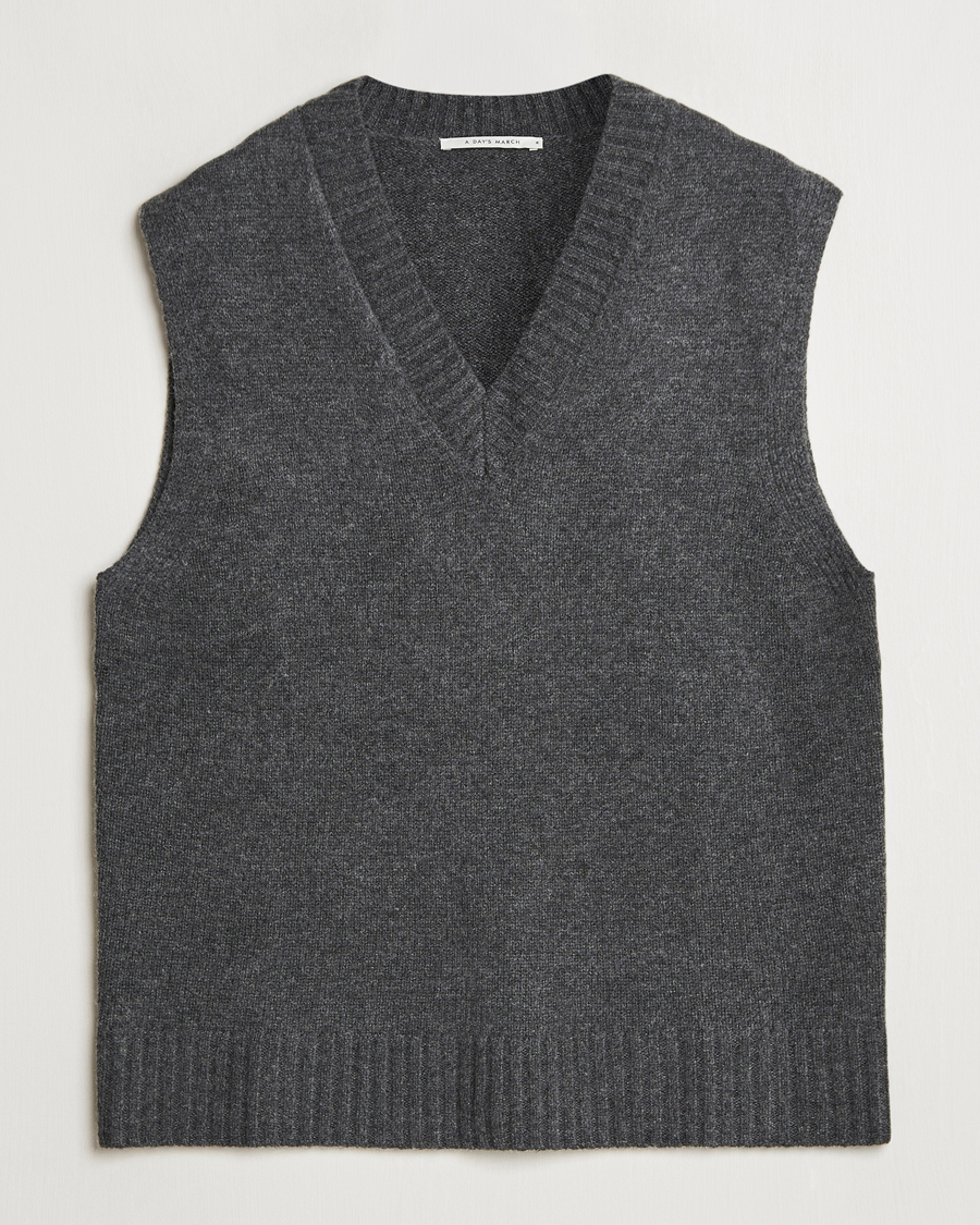 Herren | Pullover | A Day's March | Wigtown Lambswool V-Neck Vest Charcoal