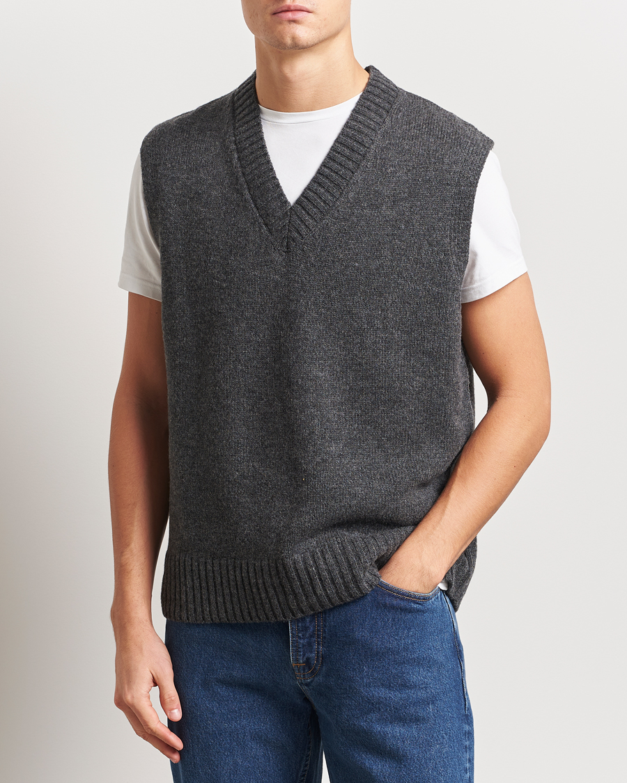 Herren | Pullover | A Day's March | Wigtown Lambswool V-Neck Vest Charcoal