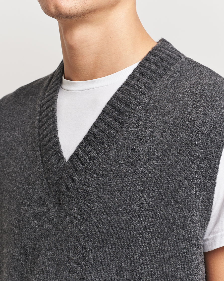 Herren | Pullover | A Day's March | Wigtown Lambswool V-Neck Vest Charcoal