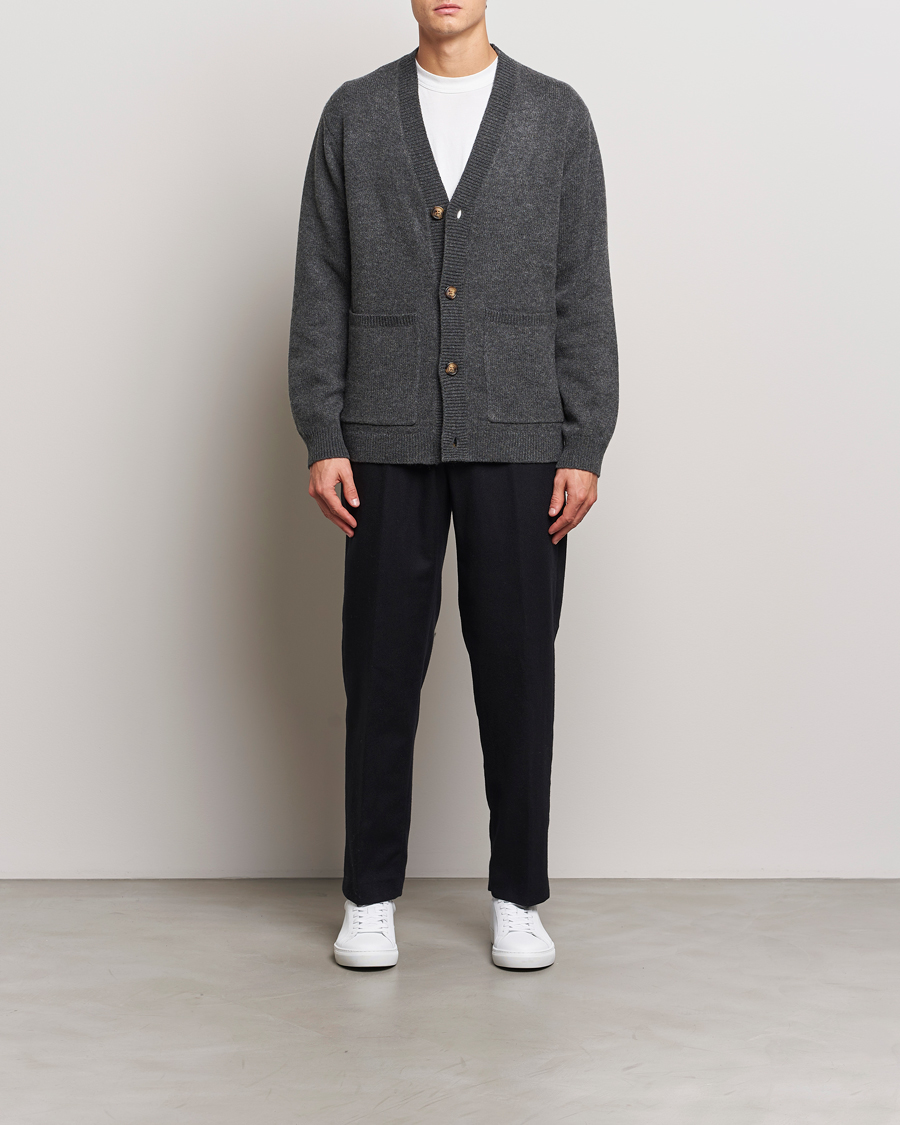 Herren | Pullover | A Day's March | Jarrow Lambswool Cardigan Charcoal
