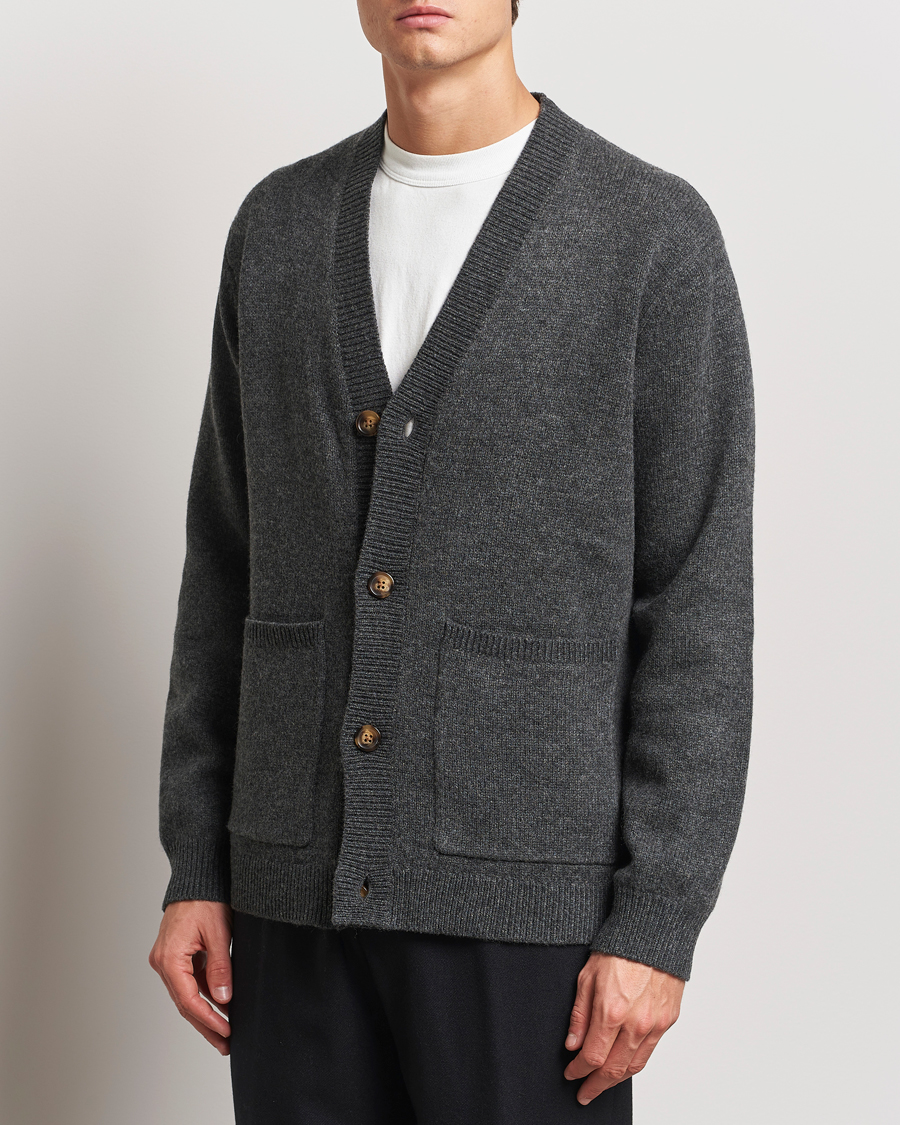 Herren | Pullover | A Day's March | Jarrow Lambswool Cardigan Charcoal