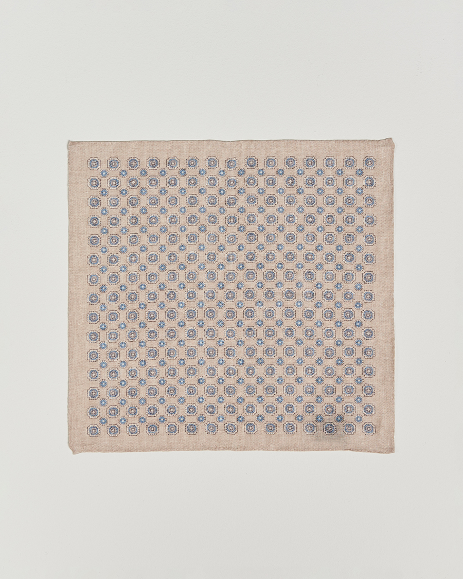 Herren | Amanda Christensen Linen Printed Medallion Pocket Square Sand | Amanda Christensen | Linen Printed Medallion Pocket Square Sand
