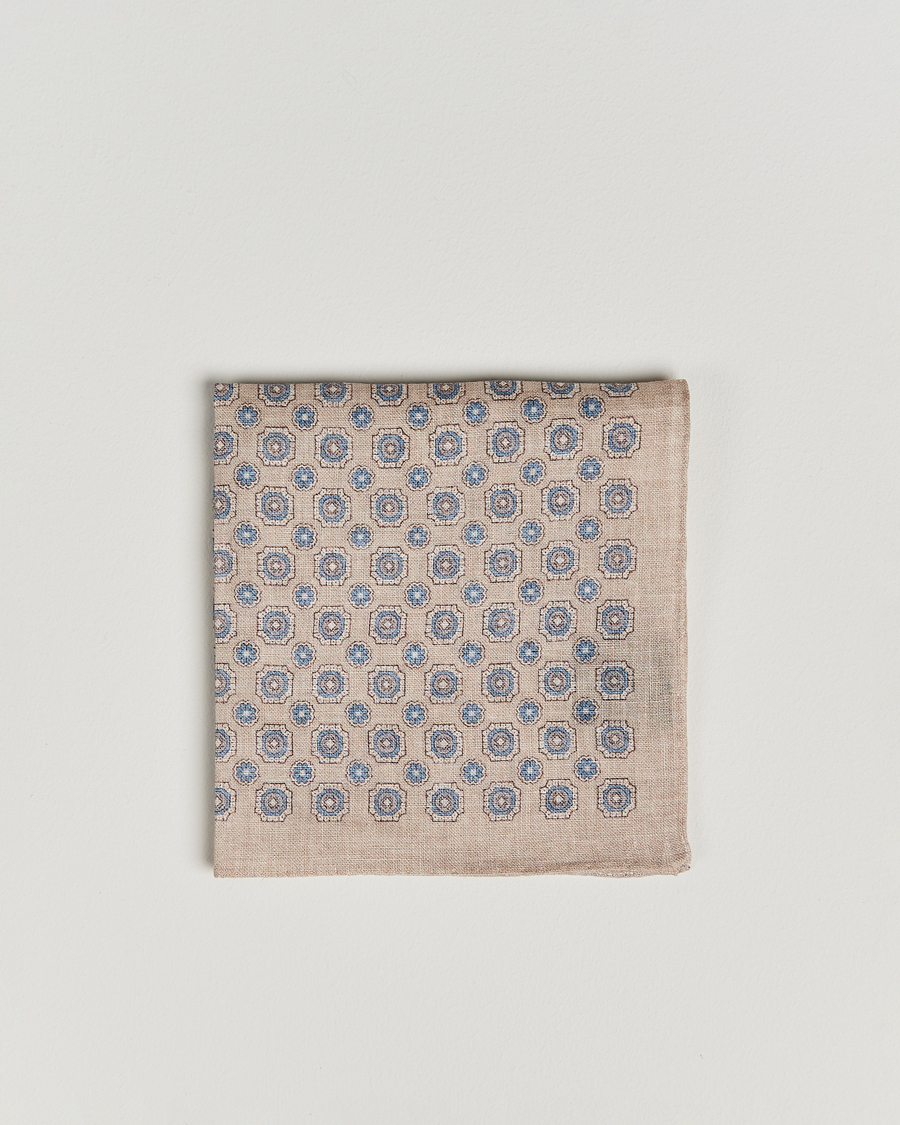 Herren | Amanda Christensen Linen Printed Medallion Pocket Square Sand | Amanda Christensen | Linen Printed Medallion Pocket Square Sand