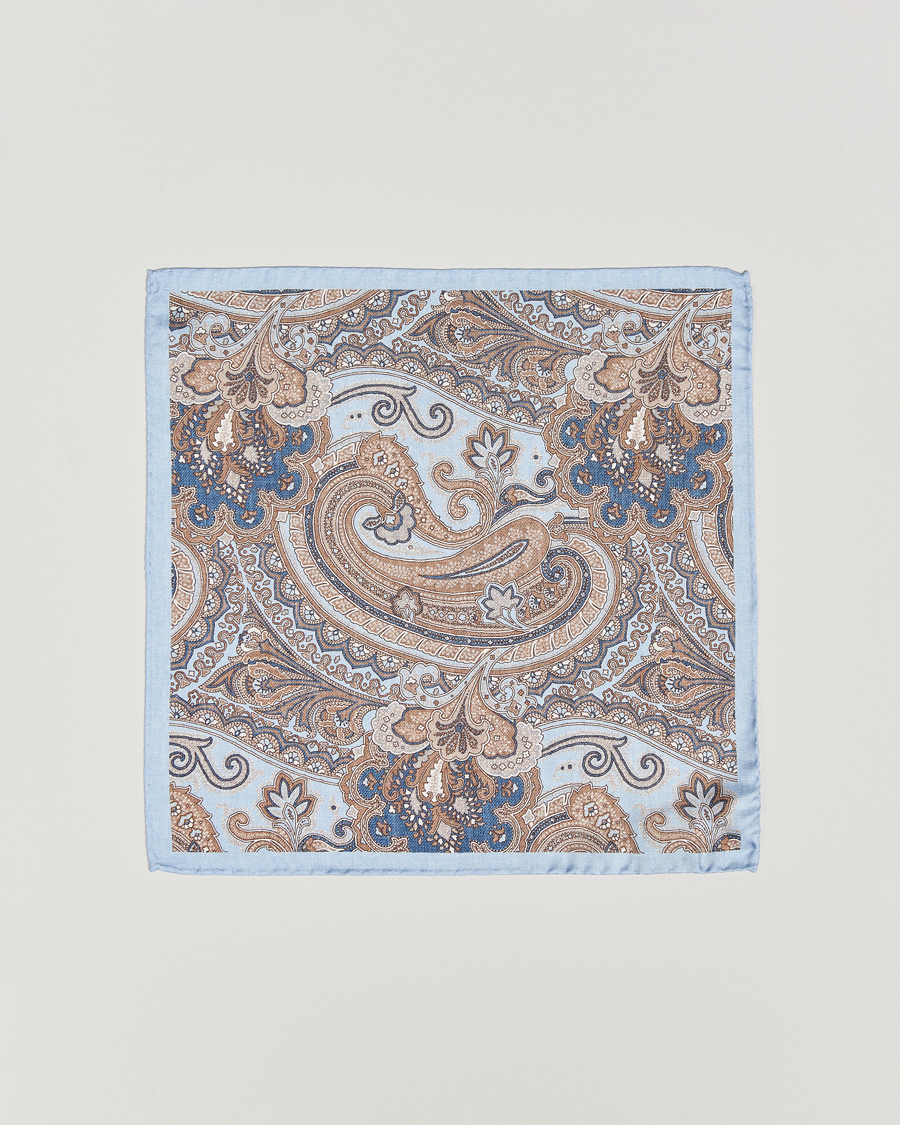 Herren | Amanda Christensen Silk Twill Large Paisley Pocket Square Sky Blue | Amanda Christensen | Silk Twill Large Paisley Pocket Square Sky Blue