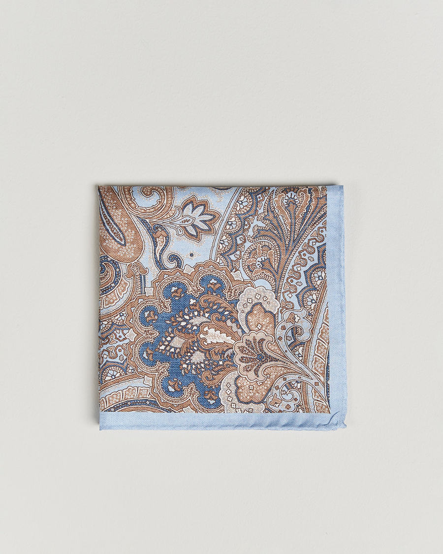 Herren | Amanda Christensen Silk Twill Large Paisley Pocket Square Sky Blue | Amanda Christensen | Silk Twill Large Paisley Pocket Square Sky Blue