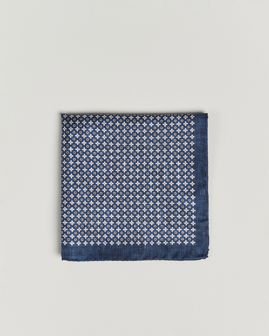Herren | Amanda Christensen Silk Twill Printed Flower Pocket Square Navy | Amanda Christensen | Silk Twill Printed Flower Pocket Square Navy