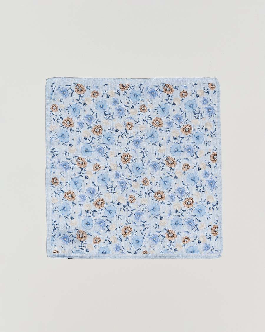 Herren | Amanda Christensen Silk Oxford Printed Flower Pocket Square Sky Blue | Amanda Christensen | Silk Oxford Printed Flower Pocket Square Sky Blue