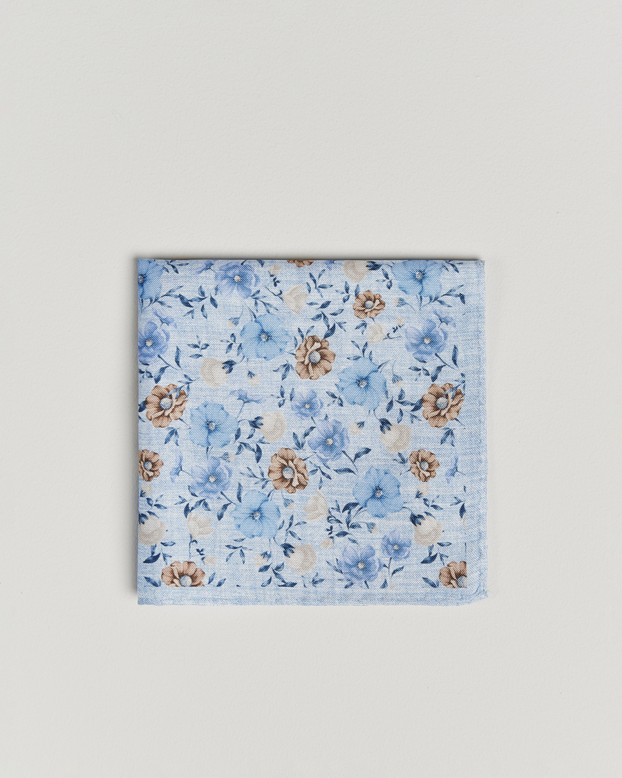 Herren | Amanda Christensen Silk Oxford Printed Flower Pocket Square Sky Blue | Amanda Christensen | Silk Oxford Printed Flower Pocket Square Sky Blue
