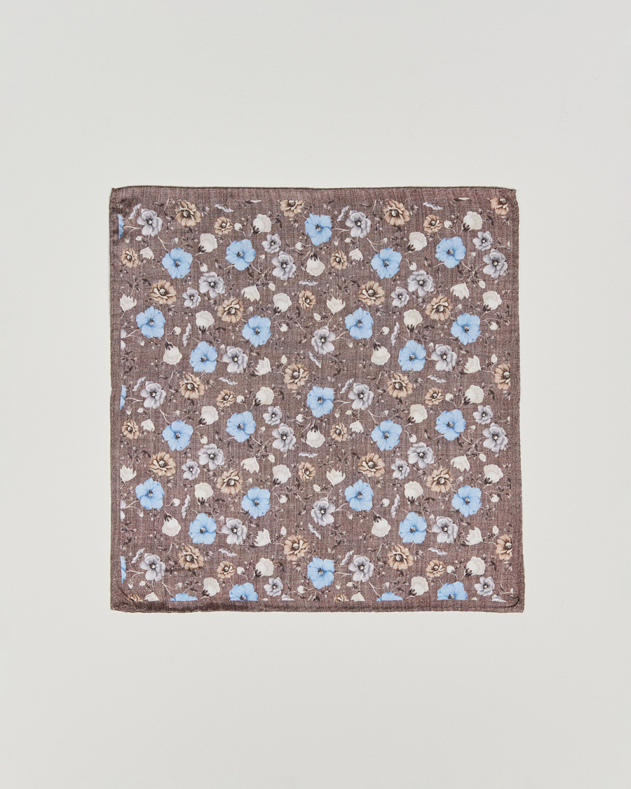 Herren | Amanda Christensen Silk Oxford Printed Flower Pocket Square Brown | Amanda Christensen | Silk Oxford Printed Flower Pocket Square Brown