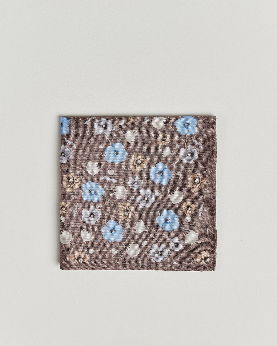 Herren | Amanda Christensen Silk Oxford Printed Flower Pocket Square Brown | Amanda Christensen | Silk Oxford Printed Flower Pocket Square Brown