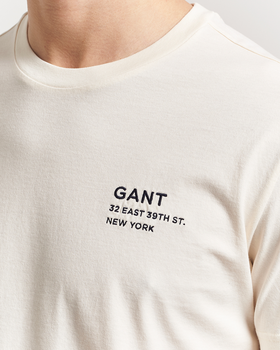 Herren | T-Shirts | GANT | Small Graphic Crew Neck T-Shirt Cream