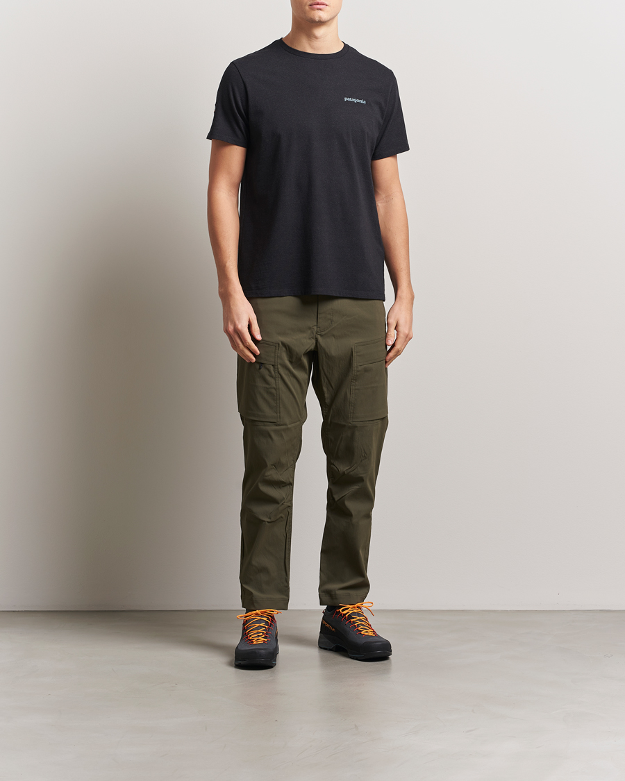 Herren | T-Shirts | Patagonia | Fitz Roy Icon Responsibili-Tee Ink Black