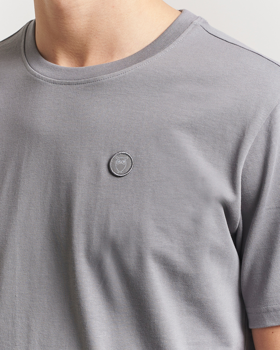 Herren | T-Shirts | KnowledgeCotton Apparel | Loake Badge T-Shirt Grey