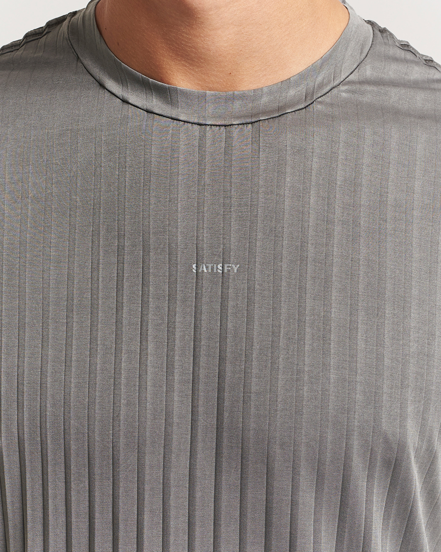 Herren | T-Shirts | Satisfy | Pleated AuraLite T-Shirt Mineral Graphite