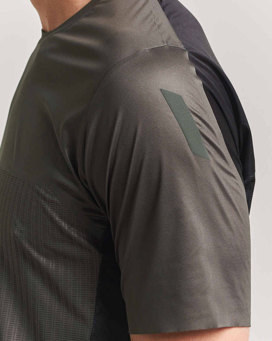 Herren | T-Shirts | SOAR Running | Hot Weather Tee Shale/Black