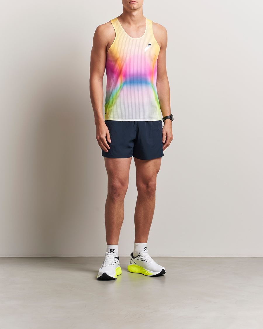Herren | T-Shirts | SOAR Running | Race Vest Summer Rainbow