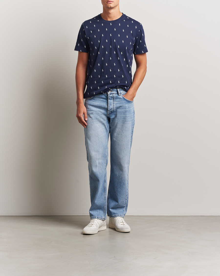 Herren | Polo Ralph Lauren All over Player Sleeping Tee Cruise Navy | Polo Ralph Lauren | All over Player Sleeping Tee Cruise Navy