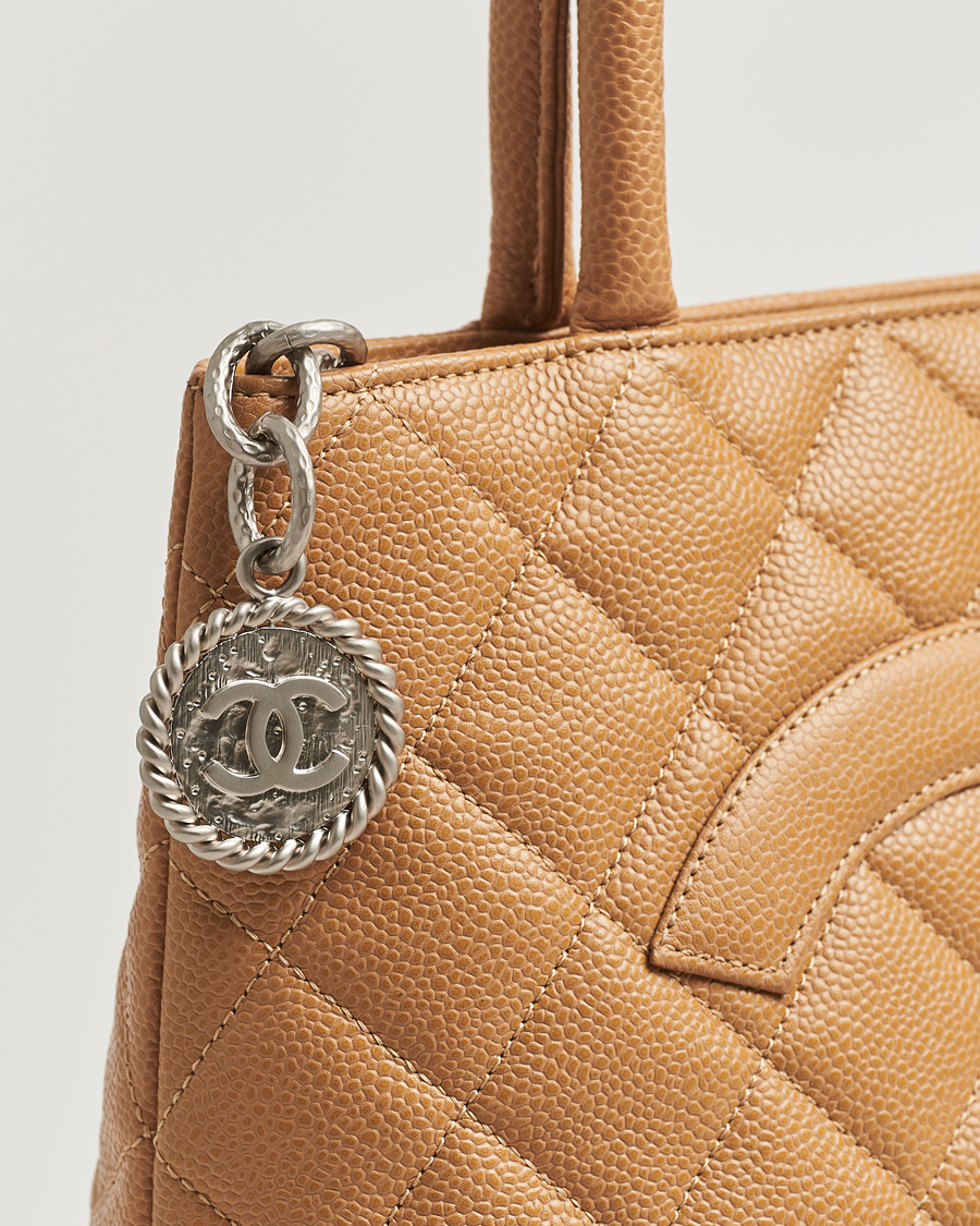 Herren | Chanel Pre-Owned Medallion Tote Quilted Caviar Beige | Chanel Pre-Owned | Medallion Tote Quilted Caviar Beige