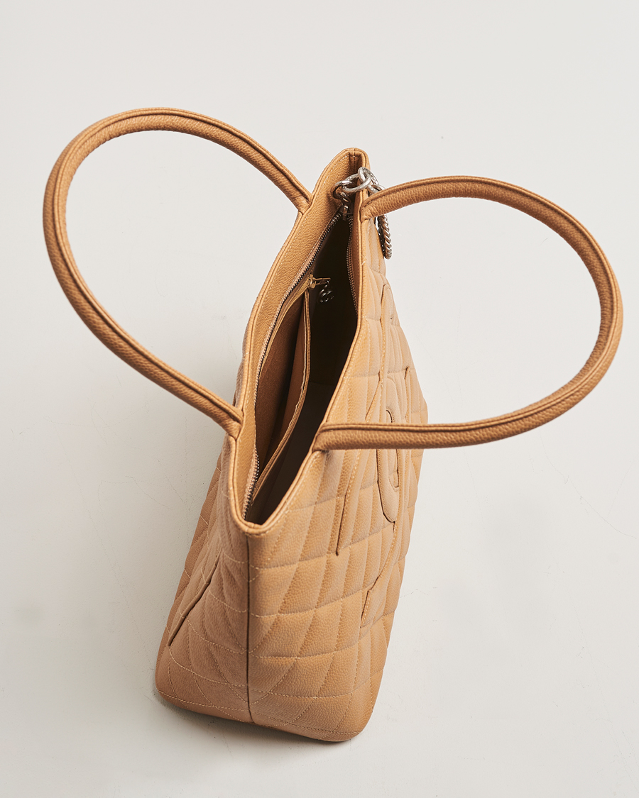 Herren | Chanel Pre-Owned Medallion Tote Quilted Caviar Beige | Chanel Pre-Owned | Medallion Tote Quilted Caviar Beige