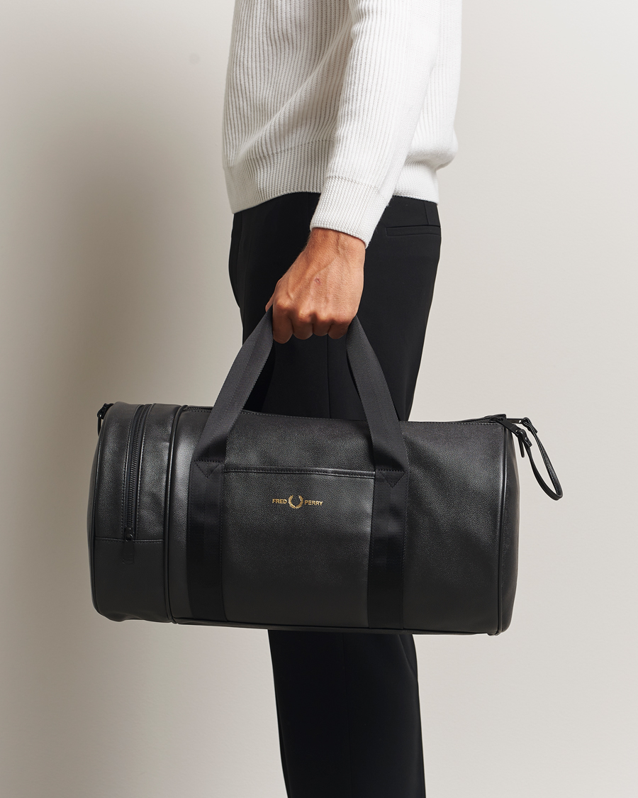 Herren | Fred Perry Scotch Grain Leather Barrel Bag Black | Fred Perry | Scotch Grain Leather Barrel Bag Black