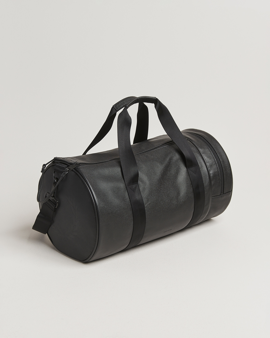 Herren | Fred Perry Scotch Grain Leather Barrel Bag Black | Fred Perry | Scotch Grain Leather Barrel Bag Black