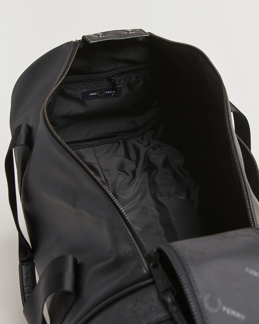 Herren | Fred Perry Scotch Grain Leather Barrel Bag Black | Fred Perry | Scotch Grain Leather Barrel Bag Black