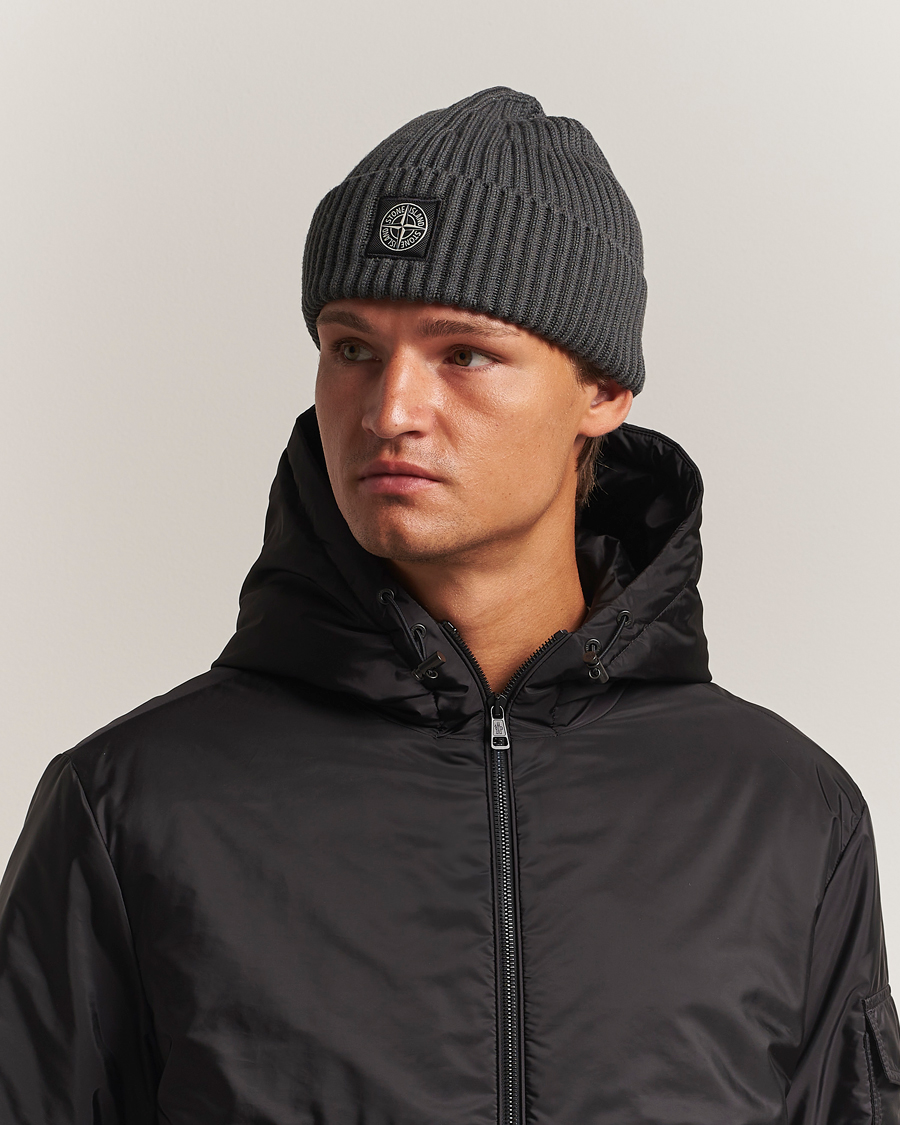 Herren | Stone Island Full Rib Wool Beanie Lead Grey | Stone Island | Full Rib Wool Beanie Lead Grey