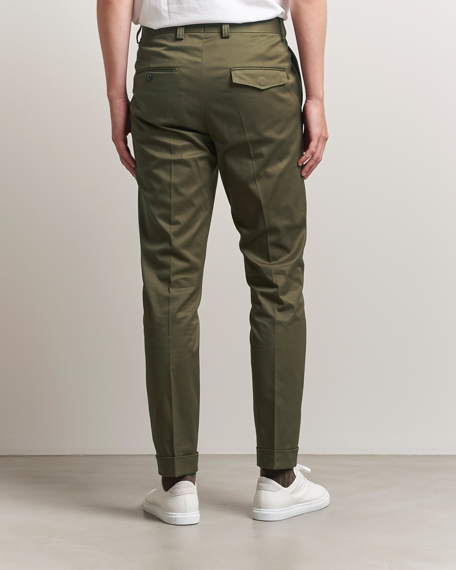 Herren | Hosen | Tiger of Sweden | Tenuta Pleated Cotton Trousers Deep Olive