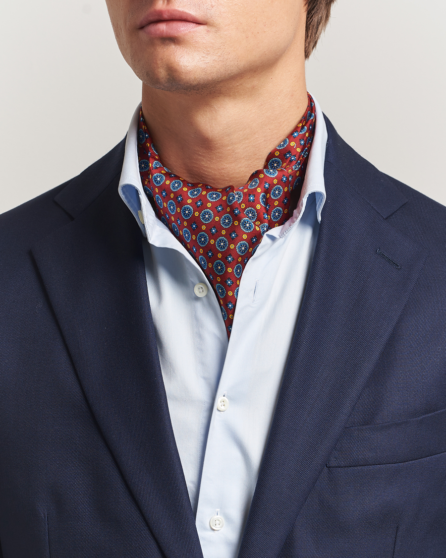 Herren | Amanda Christensen Silk Twill Medallion Ascot Wine Red | Amanda Christensen | Silk Twill Medallion Ascot Wine Red