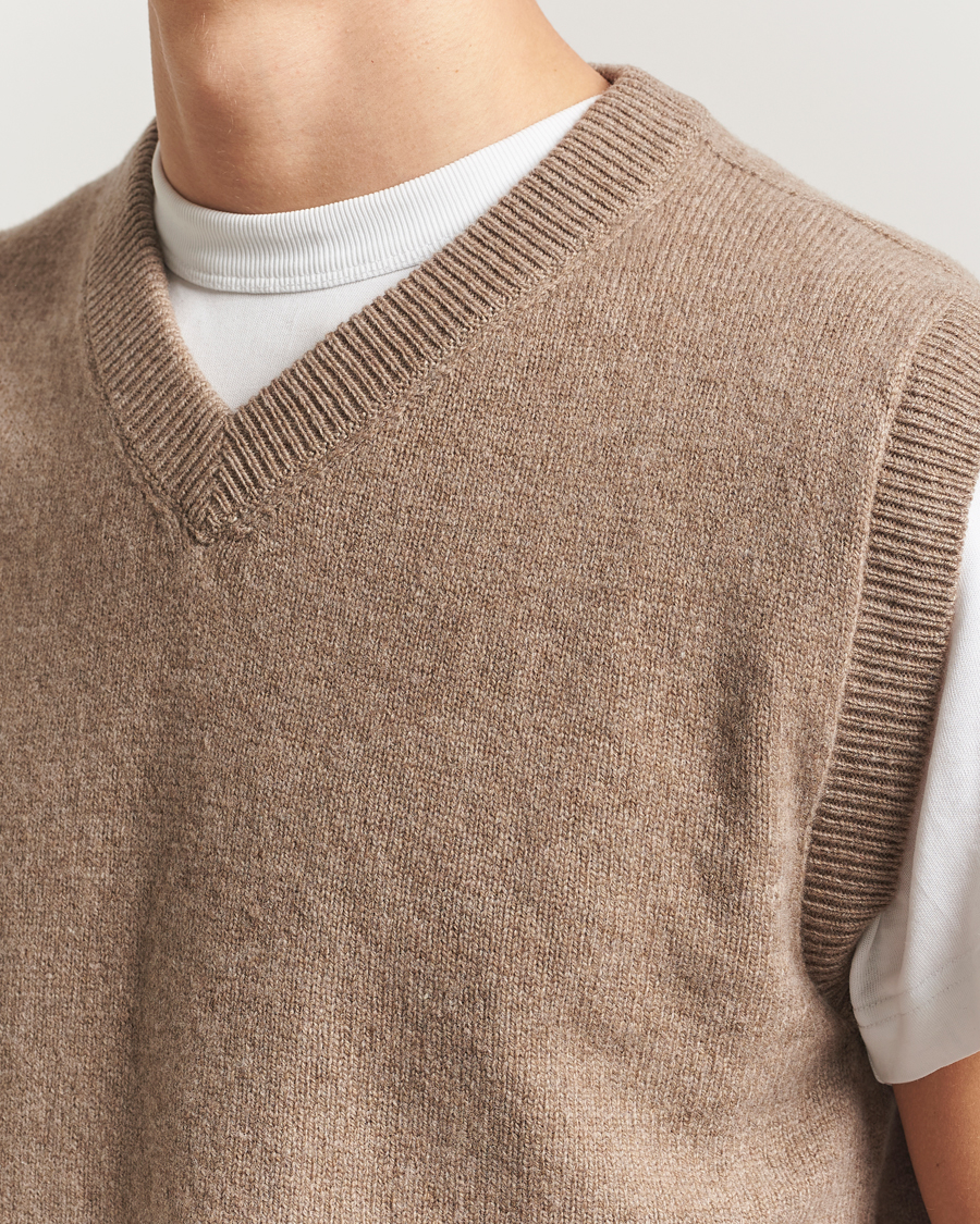 Herren | Pullover | Sunspel | Lambswool Knitted Vest Sandstone