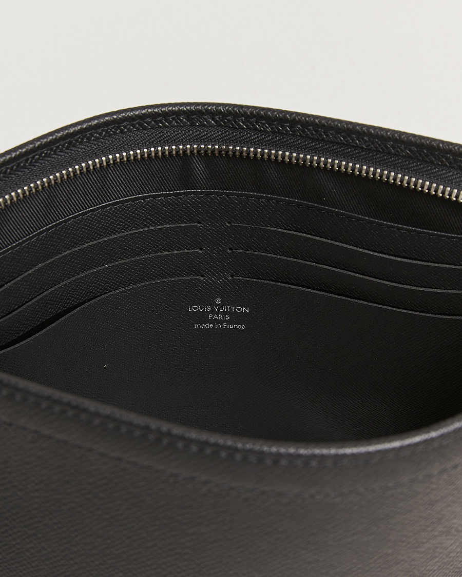 Herren | Pre-Owned & Vintage Bags | Louis Vuitton Pre-Owned | Pochette Voyage Taiga MM Black