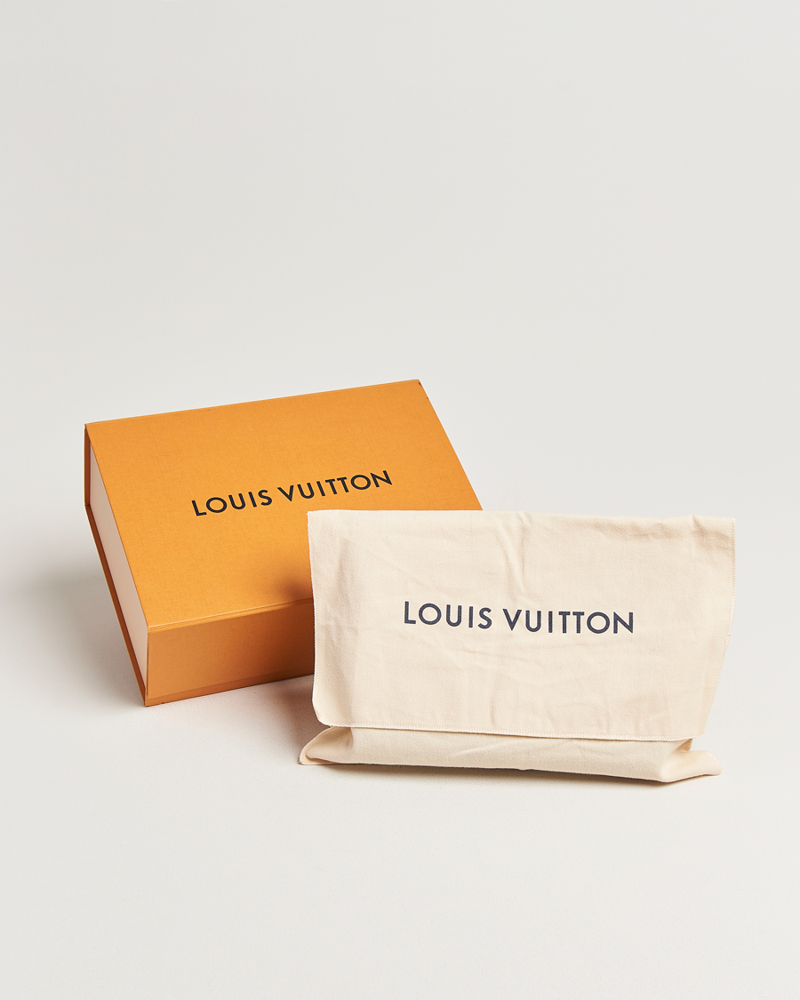 Herren | Pre-Owned & Vintage Bags | Louis Vuitton Pre-Owned | Pochette Voyage Taiga MM Black