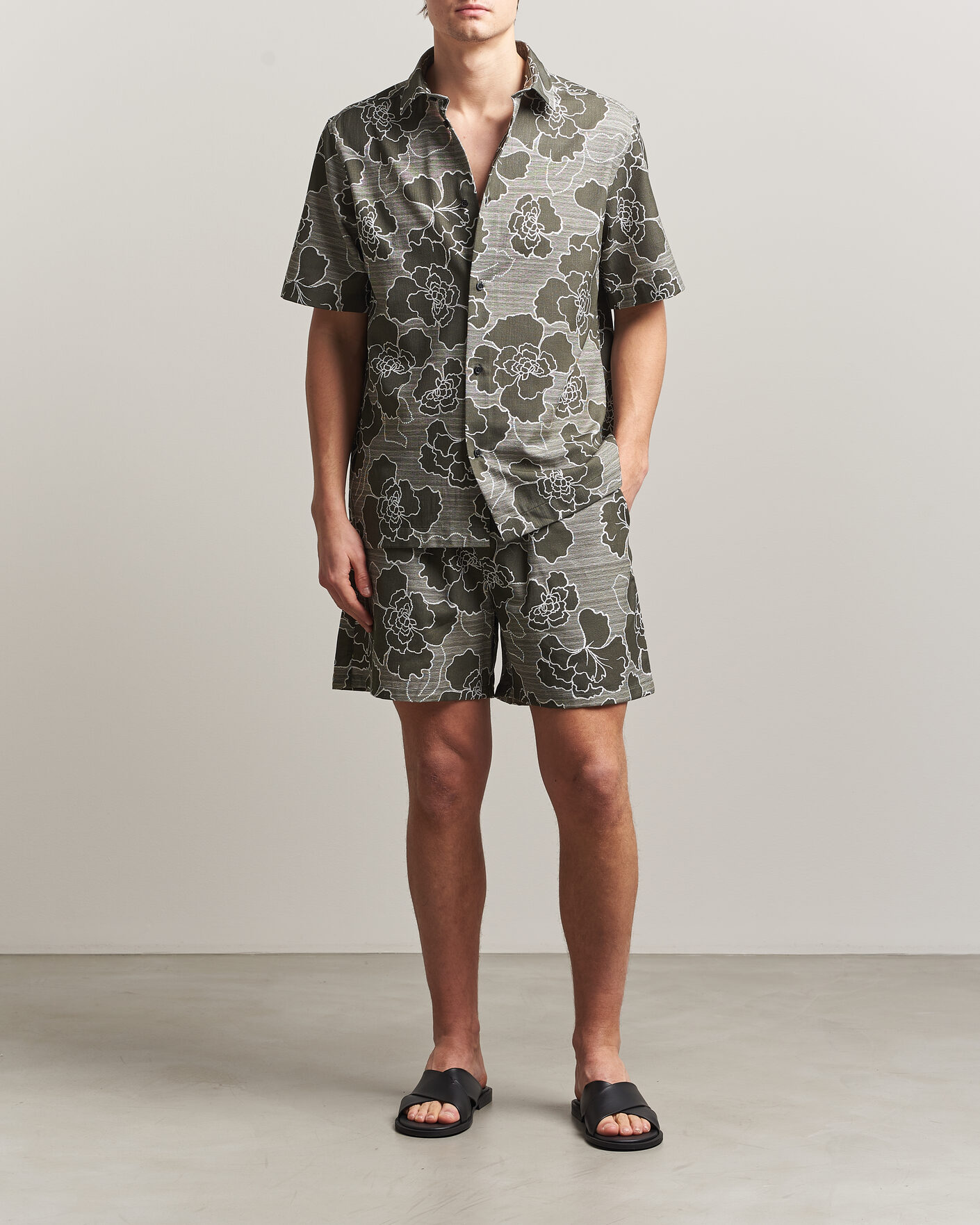Herren | Shorts | LES DEUX | Charlie Poppy AOP Shorts Olive Night