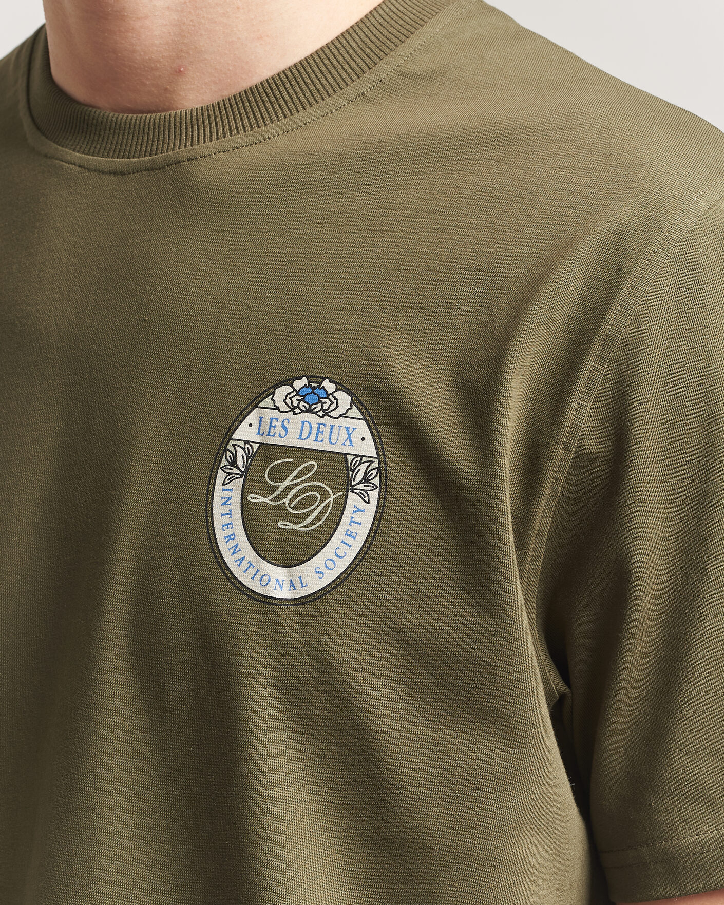 Herren | T-Shirts | LES DEUX | Brday Emblem T-Shirt Olive Night Green