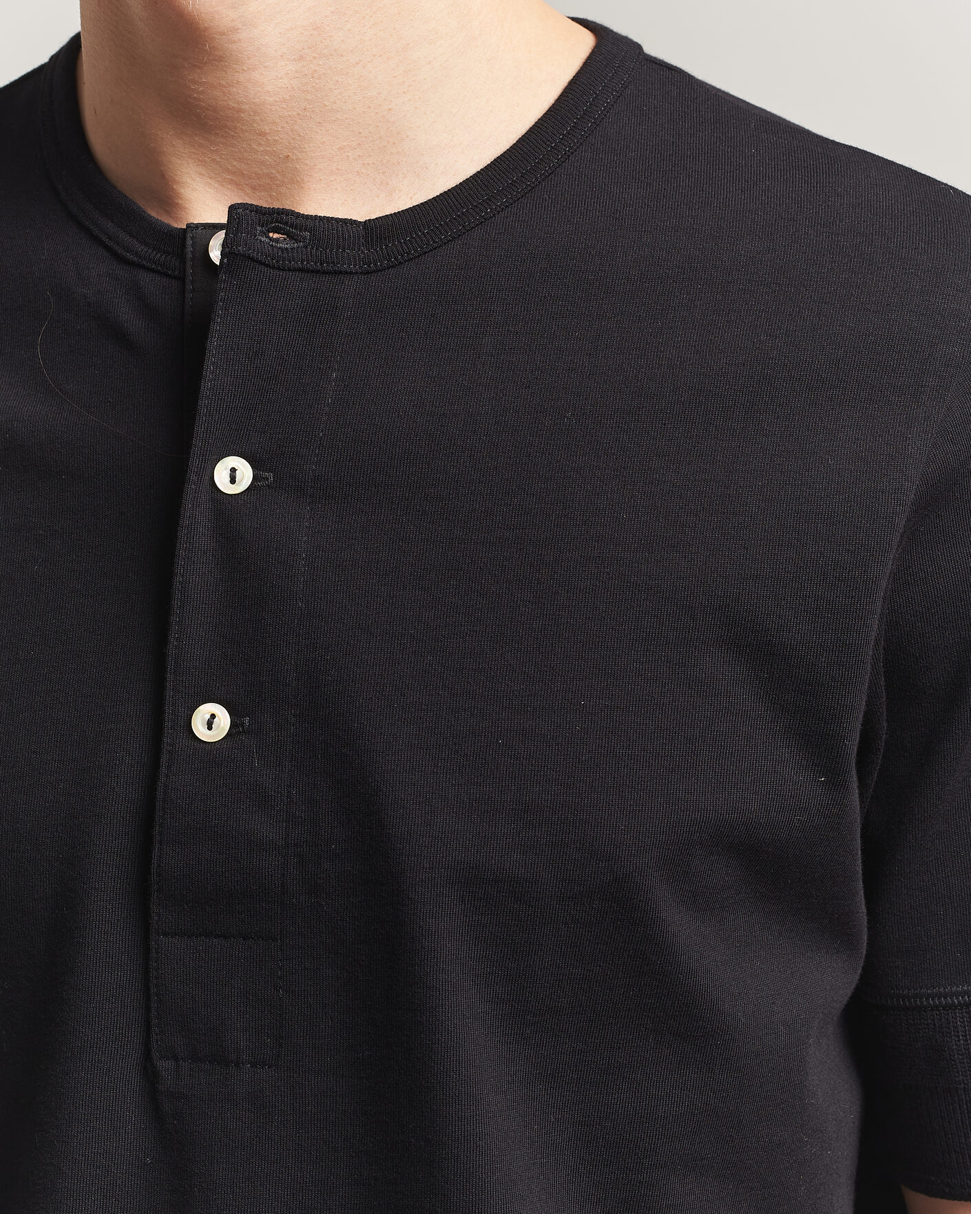 Herren | T-Shirts | Merz b. Schwanen | Classic Organic Cotton Short Sleeve Henley Black