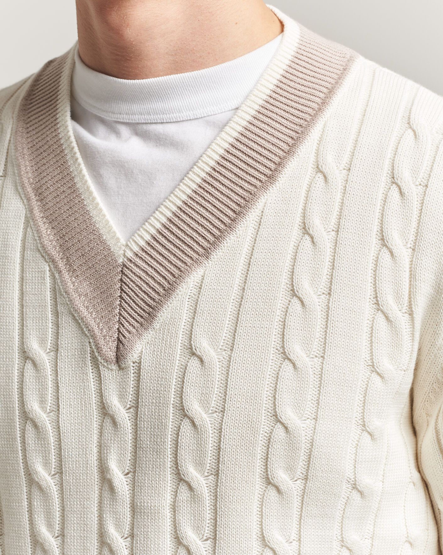 Herren | Pullover | Morgano | Cable Knitted Cotton V-Neck White/Beige