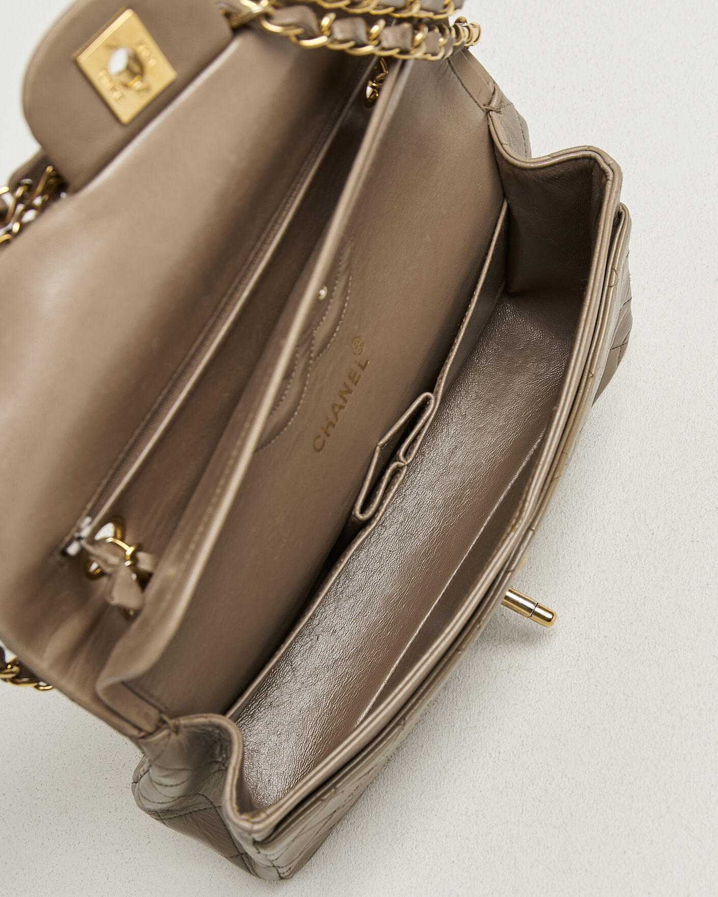 Herren | Pre-Owned & Vintage Bags | Chanel Pre-Owned | Classic Medium Double Flap Bag Lambskin Beige