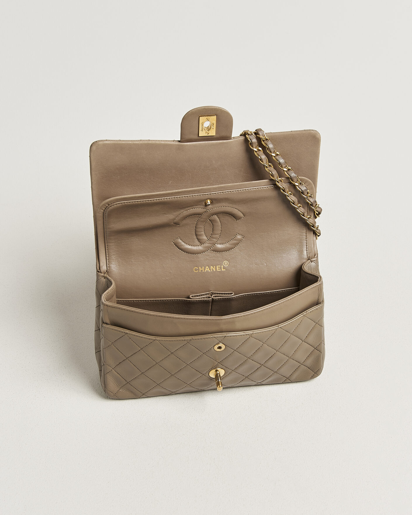 Herren | Pre-Owned & Vintage Bags | Chanel Pre-Owned | Classic Medium Double Flap Bag Lambskin Beige