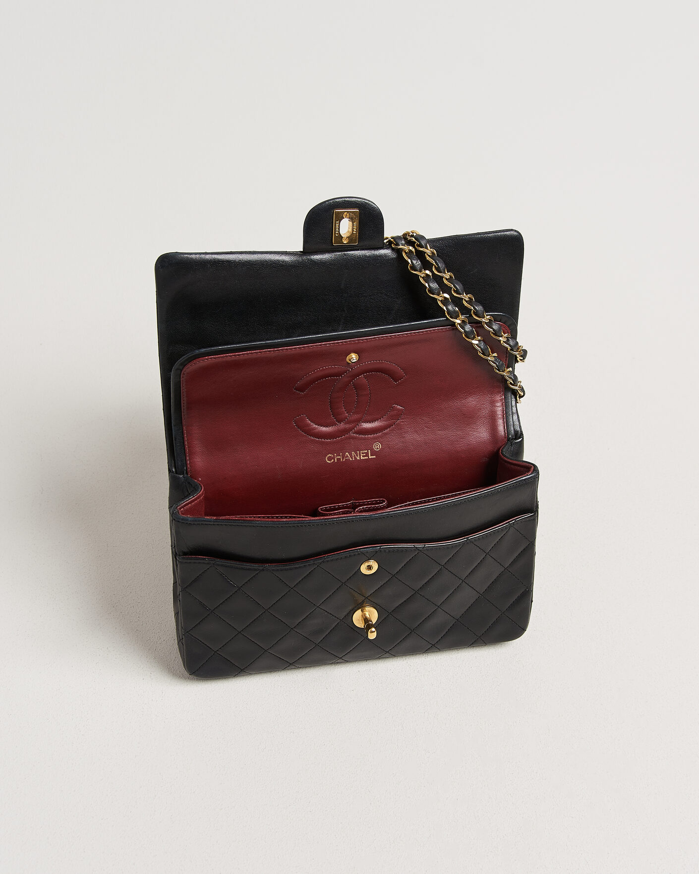 Herren | Pre-Owned & Vintage Bags | Chanel Pre-Owned | Classic Medium Double Flap Bag Lambskin Black