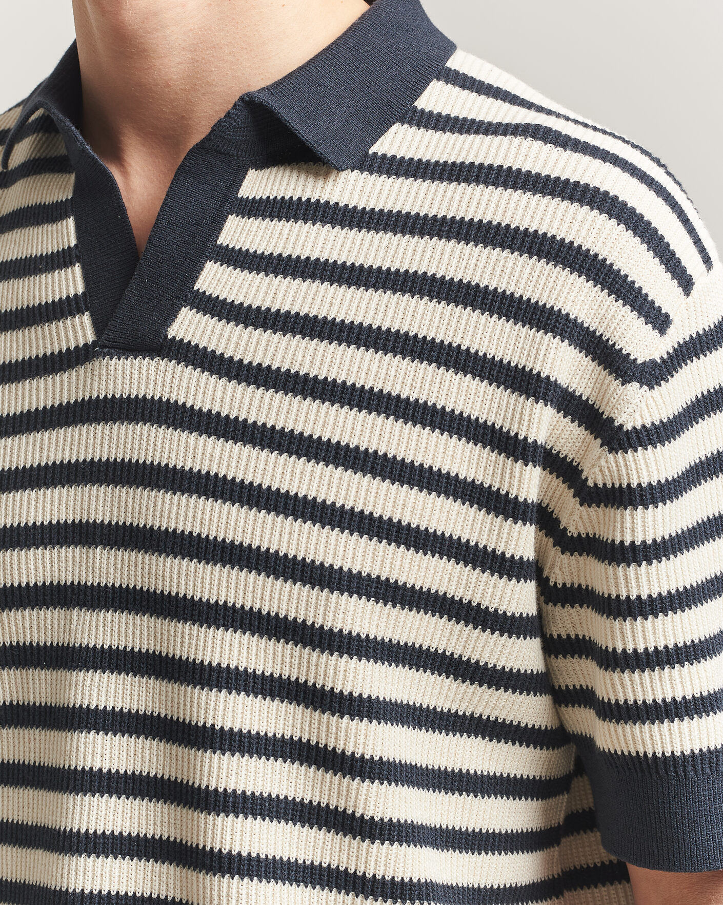 Herren | Poloshirts | A Day's March | Jeremy Striped Knitted Polo Off White/Navy