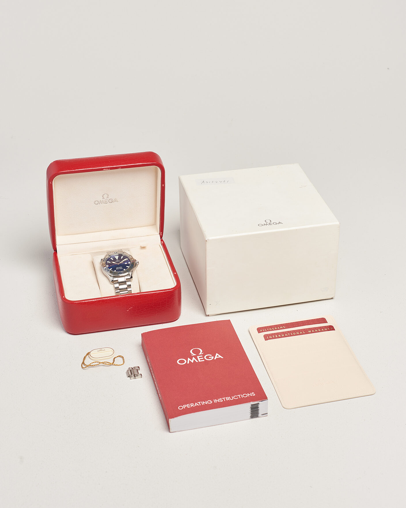 Herren | Pre-Owned & Vintage Watches | Omega Pre-Owned | Seamaster 300M Electric Blue 