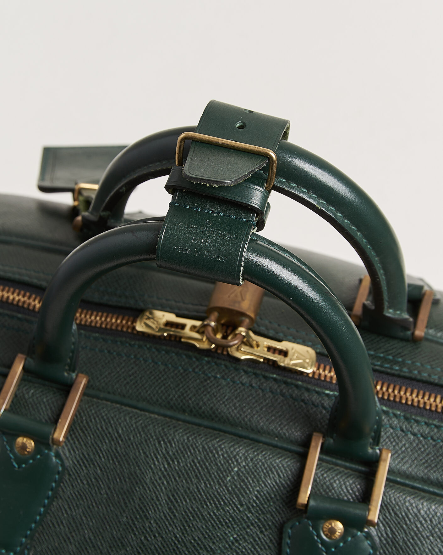 Herren | Pre-Owned & Vintage Bags | Louis Vuitton Pre-Owned | Taiga Kendall Weekend Bag GM Green